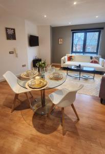 a living room with a table and chairs and a couch at Urban Retreat - Leeds City Centre - Sleeps 4 in Central Station