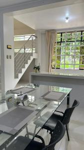a dining room with a glass table and chairs at Alojamiento Jaén in Jaén