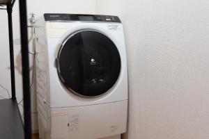 a washing machine sitting on top of a refrigerator at Kaitan雲津 in Matsue