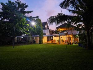 a house with a lawn in front of a building at Arista Lakey Peak House in Huu