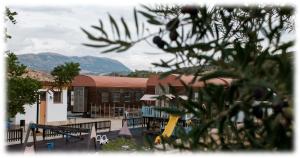 un edificio con un parque infantil delante de él en Hostal- Restaurante Estación Vía Verde, en Olvera