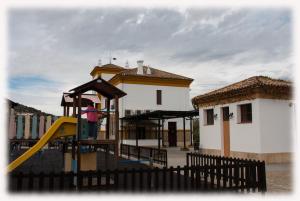 un niño en un tobogán en un parque infantil en Hostal- Restaurante Estación Vía Verde, en Olvera