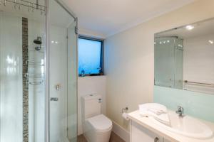 ein Badezimmer mit Toilette, Waschbecken und Dusche in der Unterkunft Mill View Link in Albany + 36 Fotos