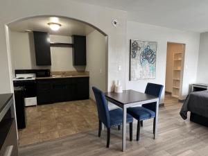 a kitchen and dining room with a table and chairs at Cloud 9 Inn - El Ciello Inn in Pico Rivera