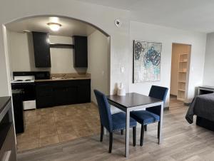 a kitchen and dining room with a table and chairs at Cloud 9 Inn - El Ciello Inn in Pico Rivera +35 photos