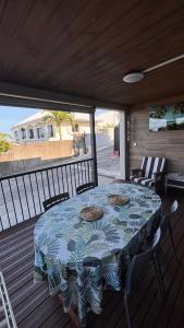 a table on the deck of a house at F3 RDC L horizon in Petite Île