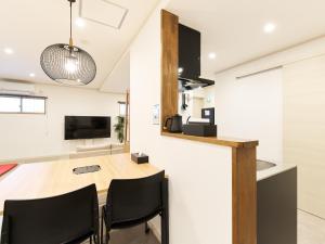 a kitchen and dining room with a table and chairs at マーケットステイ串本 MarketStay Kusimoto in Kushimoto