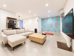 a living room with a couch and a table at マーケットステイ串本 MarketStay Kusimoto in Kushimoto