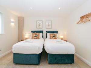 two beds sitting next to each other in a room at Hidden Well in Bristol