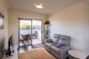 ein Wohnzimmer mit Sofa und Tisch in der Unterkunft Mill View Link in Albany