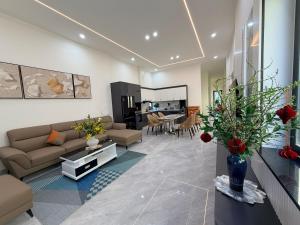 a living room with a couch and a table at Lúa Vàng homestay in Pleiku Airport