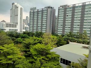 a view of a city with tall buildings and trees at Condo I-House Laguna Garden RCA - Behind Sukhumvit Thonglor Asoke Emporium Bangkok Hospital Piyavet Hospital Makkasan Airport Link MRT SKY TRAIN in Bangkok