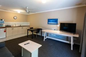 a living room with a desk with a television on it at Grandis 35 in Albany +2 photos