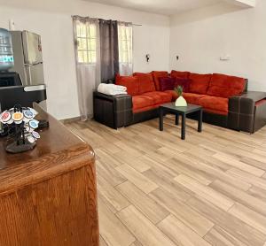 a living room with a red couch and a table at Alojamiento en Tambaca, Tamasopo SLP in Tambaca