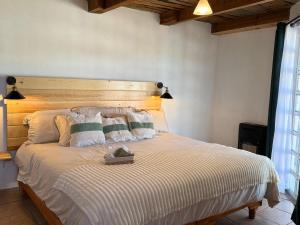 ein Schlafzimmer mit einem großen Bett mit hölzernem Kopfteil in der Unterkunft Casa Chepe in Creel