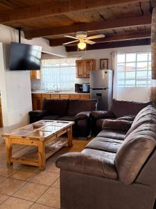 ein Wohnzimmer mit zwei Sofas und einem Couchtisch in der Unterkunft Casa Chepe in Creel