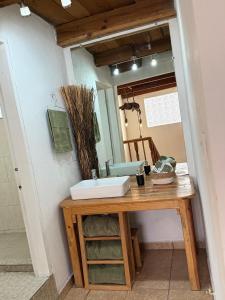 ein Badezimmer mit Waschbecken und Spiegel in der Unterkunft Casa Chepe in Creel + 23 Fotos