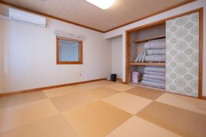a room with a tiled floor and a window at Lilla nasu in Nasu +52 photos