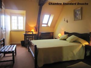 מיטה או מיטות בחדר ב-Hostellerie de la Bouriane