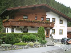 Gallery image of Blick zum Wasserfall in Sankt Leonhard im Pitztal