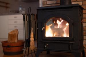 a stove with a fire in it in a kitchen at Lilla nasu in Nasu