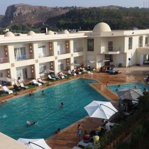 una gran piscina con gente en un hotel en Sun Beach Med, en Saidia 