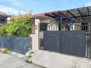 a black gate in front of a house at Davon- Doña Soledad in Polon