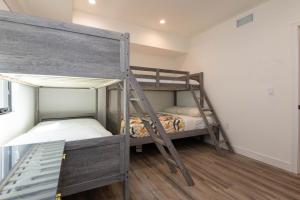 a bedroom with two bunk beds in a room at Regency Modern Apartments in Glendale