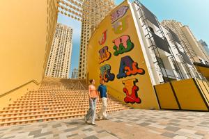 Zwei Personen stehen vor einer Mauer mit Treppe in der Unterkunft Rove JBR in Dubai