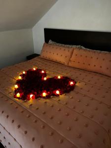 a christmas wreath on a bed with lights on it at Cabaña Sendero De Las Luciernagas in Zacatlán