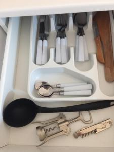 uma gaveta cheia de utensílios de cozinha em White Amber em Liepāja