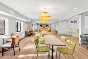 a dining room with tables and chairs at Spark by Hilton Matteson Chicago I 57 in Matteson