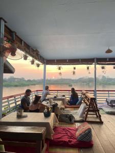 a group of people sitting on the deck of a boat at Peace&Love in Ban Sôm