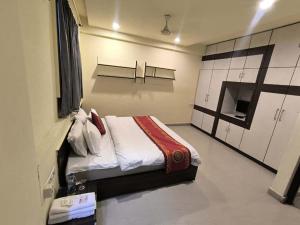 a small bedroom with a bed and a kitchen at Hotel Shreenathji Inn in Jāmb