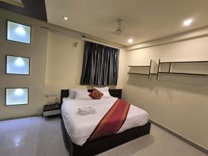 a bedroom with a large bed in a room at Hotel Shreenathji Inn in Jāmb