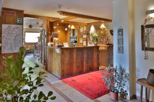 ein Restaurant mit einer Theke und einem roten Teppich in der Unterkunft Ellex Eco Hotel in Gressoney-la-Trinité