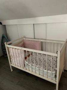 a crib in a room with a crib at A l'abri des flots in Ambleteuse