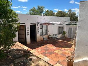 a house with a patio with a table at Katelkamers in Smithfield