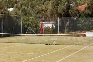 Tenis a/nebo squash v ubytování Leda Village Resort nebo okolí