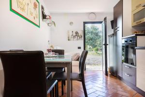 a kitchen and dining room with a table and chairs at Papaveri & Papere in Casetta