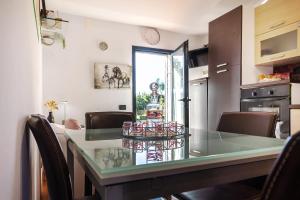 a glass table in a kitchen with chairs around it at Papaveri & Papere in Casetta
