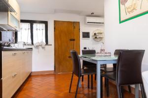 a kitchen with a table and chairs in a room at Papaveri & Papere in Casetta