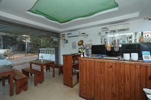 a restaurant with a bar with a green ceiling at Close2C By The Arks Villa in Anjuna