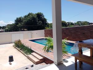 a swimming pool on the roof of a house at Casa linda buzios in Búzios
