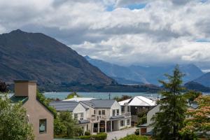 a town with houses and mountains in the background at Luna Lodge Wānaka - digital check-in only in Wanaka