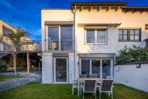 a house with a table and chairs in the yard at Wellnessoase mit Sauna und Garten in Würzburg