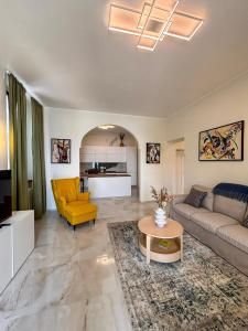 ein Wohnzimmer mit Sofa und Tisch in der Unterkunft Casa Giulia in Dongo