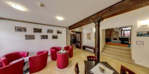 a dining room with red chairs and a table at DJH Jugendherberge Görlitz Altstadt in Görlitz +16 photos