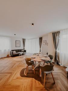 a living room with a table and chairs and a couch at Batu Apartment in Viernheim