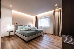 a bedroom with a bed and a window at Chalet Strui in Danta